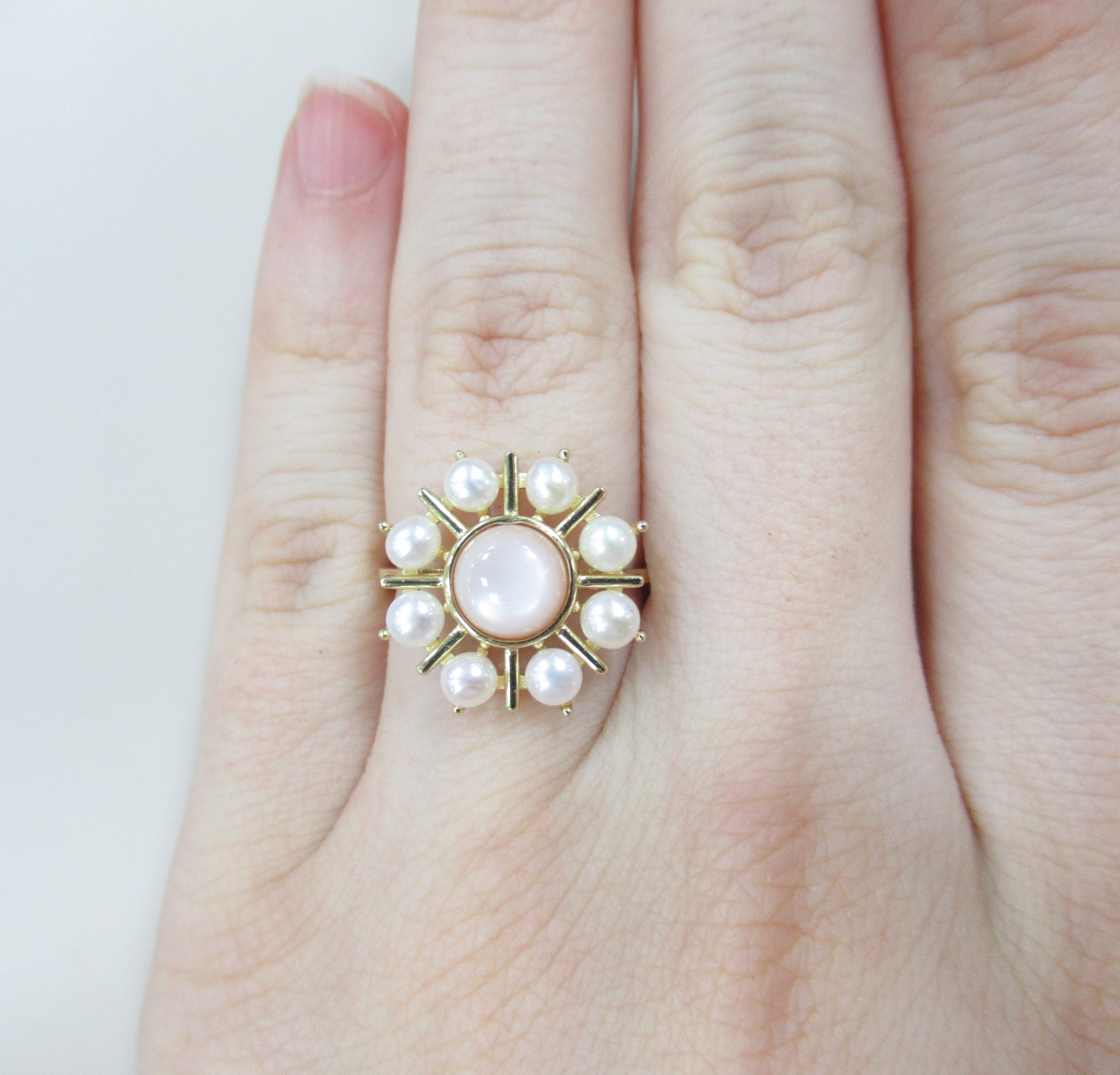 Серебряное кольцо с перламутром и жемчугом.